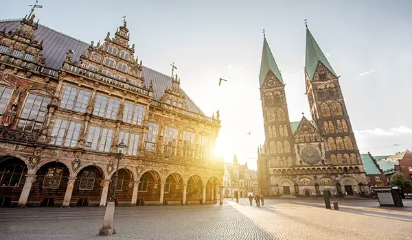 Historisches Rathaus und Bremer Dom im Sonnenlicht, zentraler Ort in Bremen nahe der Physiotherapie Mobili.