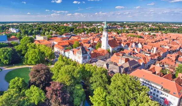 Panorama von Celle mit Altstadt und grünen Parkanlagen, Standort für Physiotherapie-Praxis PhysioTeam Riemke, PhysioTeam Altencelle und Physiotherapie Mobili Klein Hehlen.