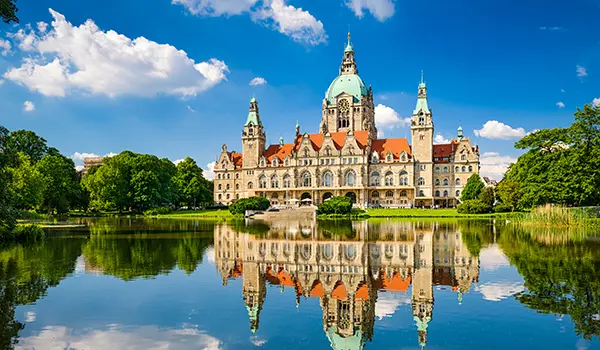 Neues Rathaus in Hannover mit Spiegelung im Wasser, nahe der Physiotherapie-Praxis Physiotherapie Mobili in Laatzen, Misburg und Linden.