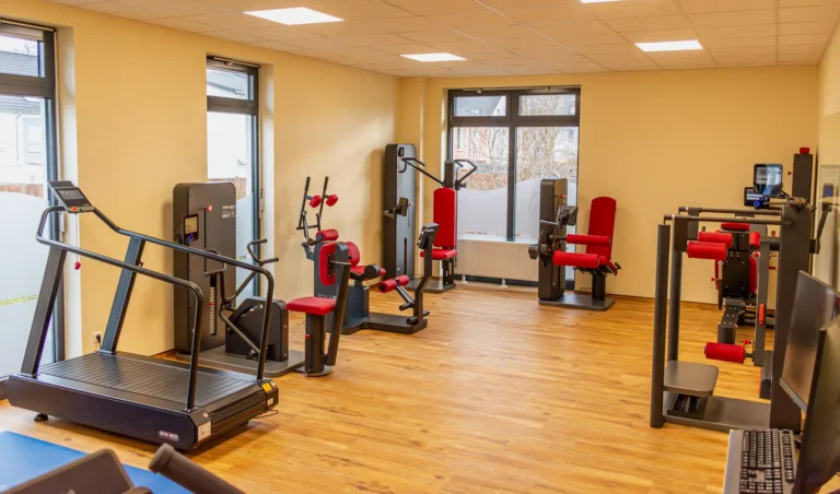 Trainingsraum mit modernen Geräten für Krankengymnastik am Gerät (KGG) in der Physiotherapie-Praxis.
