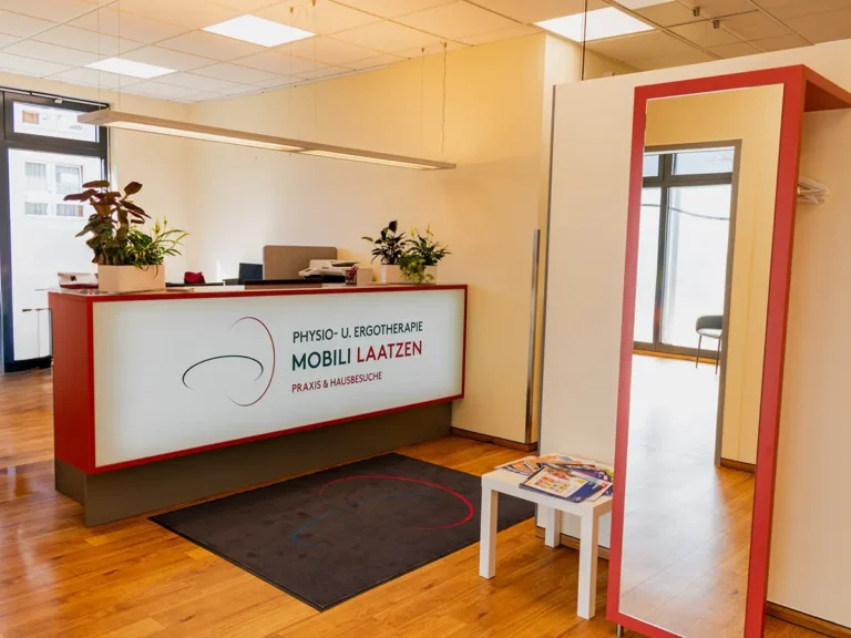 Empfangsbereich der Physiotherapie Mobili Laatzen mit modernem Tresen und freundlicher Atmosphäre.
