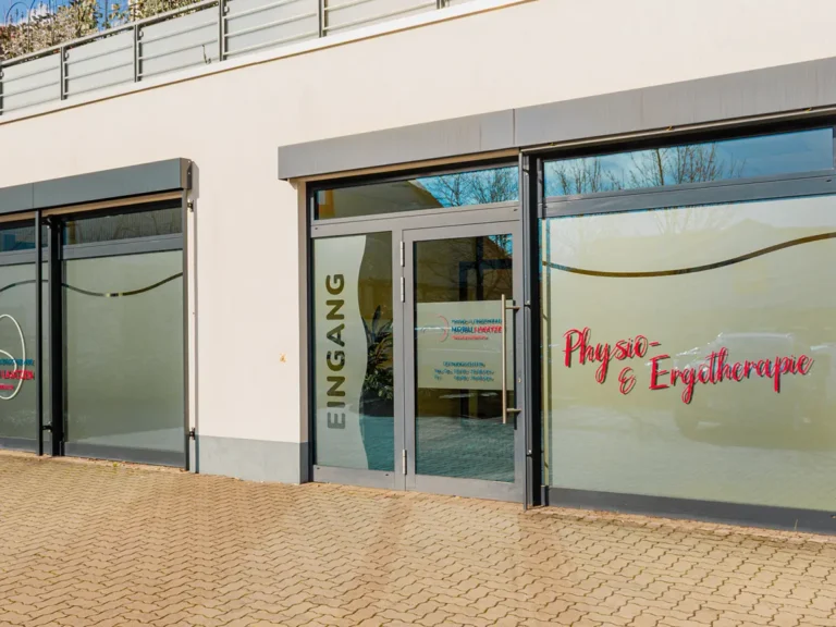 Außenansicht der Praxis für Physio- und Ergotherapie Mobili Laatzen mit Eingang und Beschriftung.